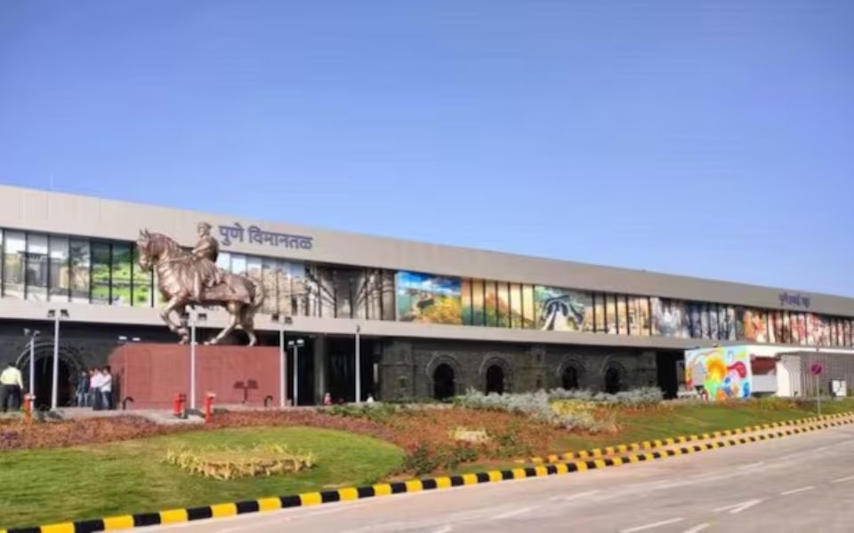 Pune airport runway shut after IAF aircraft 'hard landing'